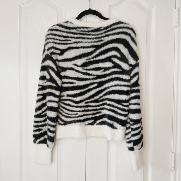 Express Zebra Print Fuzzy Sweater Size Small - Picture 2 of 9